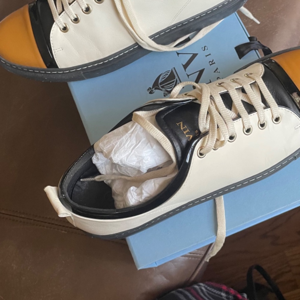 Low top sneakers